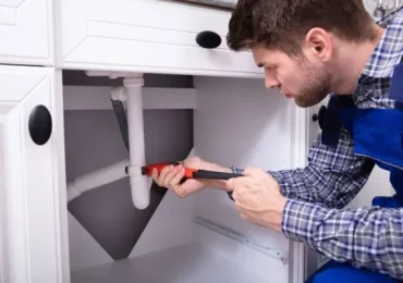 plumbers-in-miami-dade-county-fl-repairing-bathroom-plumbing